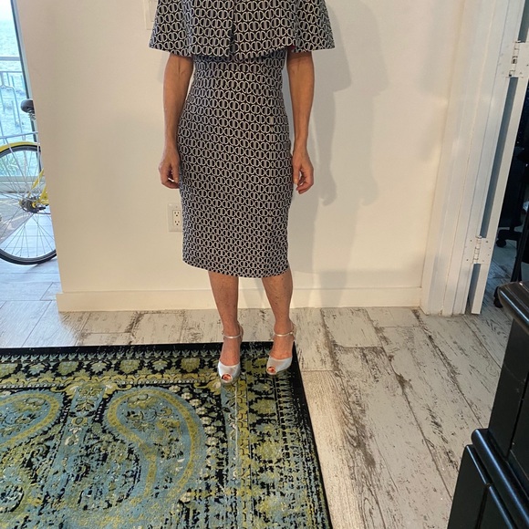 Three piece outfit. Skirt, bra top and cape. - Picture 5 of 6